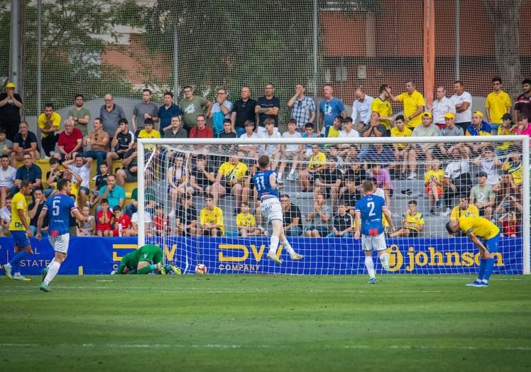 Aitor, evitó el (0-1) en el minuto 5, pero poco pudo hacer en el gol, tras tiro de Endika Bujan, con balón junto a la base del poste.