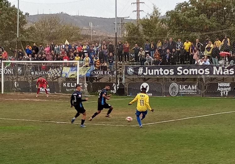 Alui lanza un pase hacia el centro del área superando a dos defensores del Racing en Cartagena.