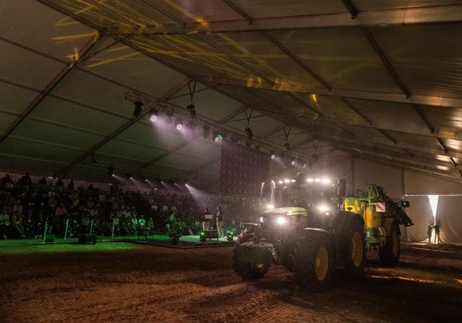 Maquinaria controlada por John Deere Operations en el desfile de agricultura de precisión