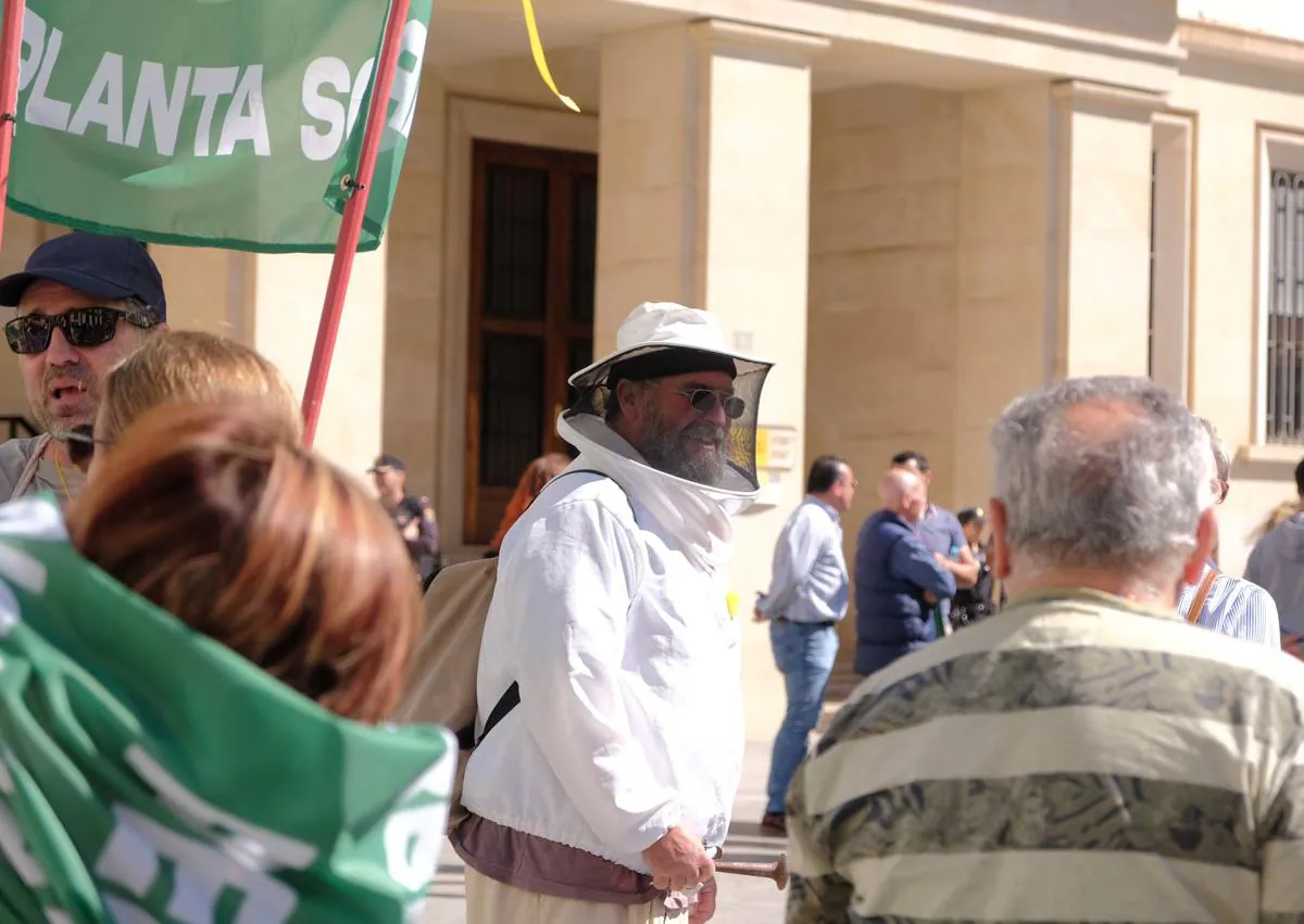 Imagen secundaria 1 - Los vecinos de San Miguel de Salinas llevan su guerra contra la planta solar a la sede del Gobierno en Alicante