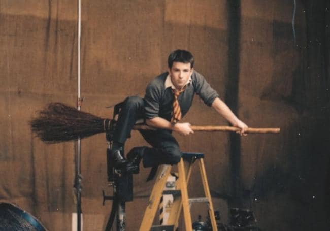David Holmes sobre una escoba durante el rodaje de la saga Harry Potter.