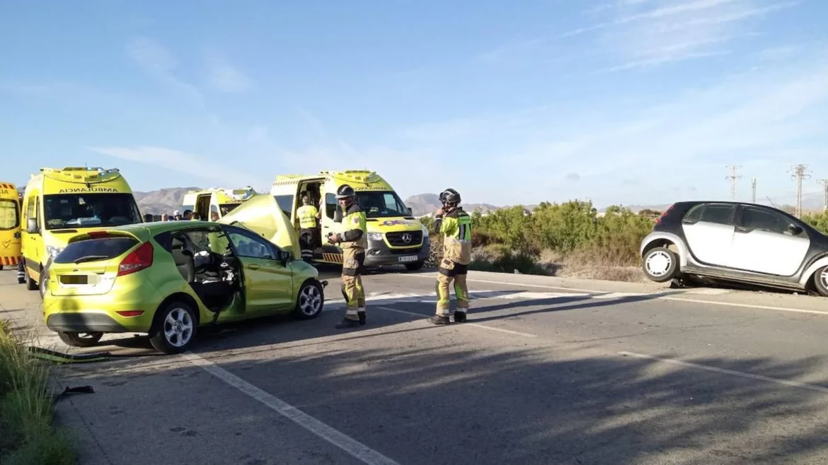 Seis heridos de diversa gravedad al chocar dos coches en Mazarrón