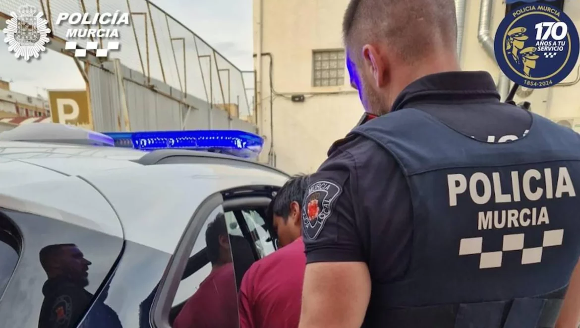 Detienen a un hombre por intentar robar el motor de un aire acondicionado de una azotea en Murcia