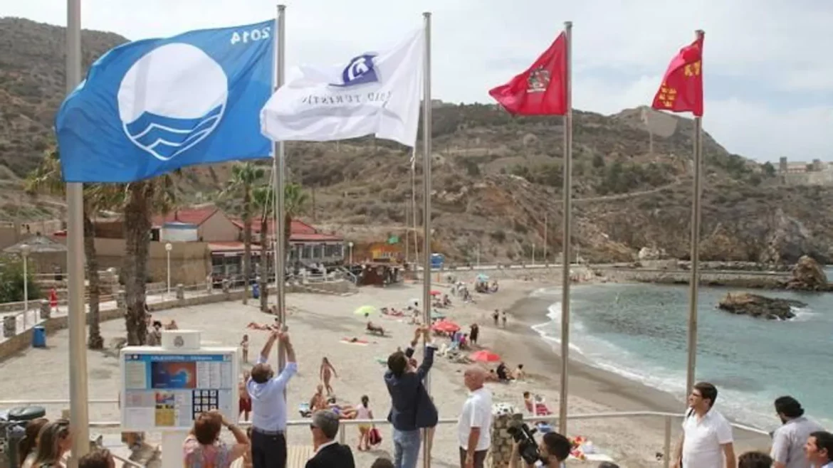 La Región se queda con 33 banderas azules en sus playas al perder las de La Azohía y Nares
