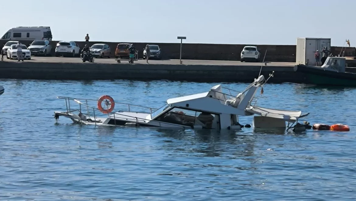 Una embarcación se hunde en el puerto de Cabo de Palos