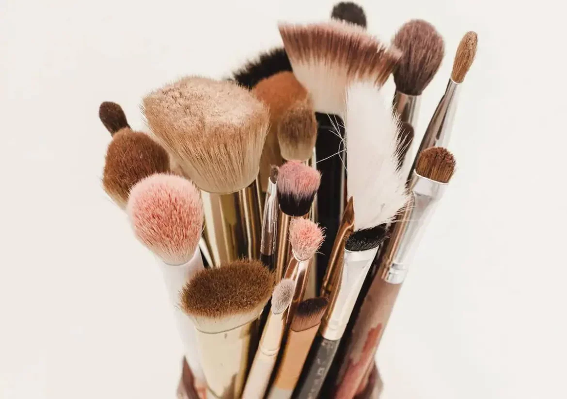 Las claves para descubrir si tus brochas y esponjas de maquillaje tienen hongos sin tener que abrirlas