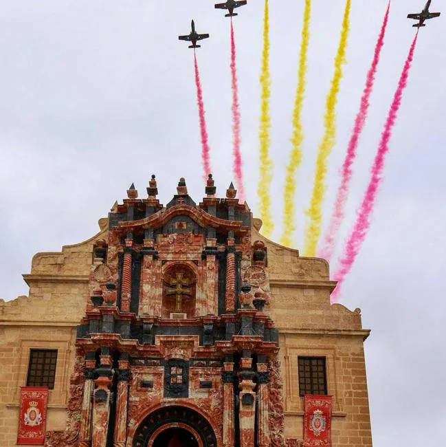 Miles de pétalos para la Vera Cruz en Caravaca.