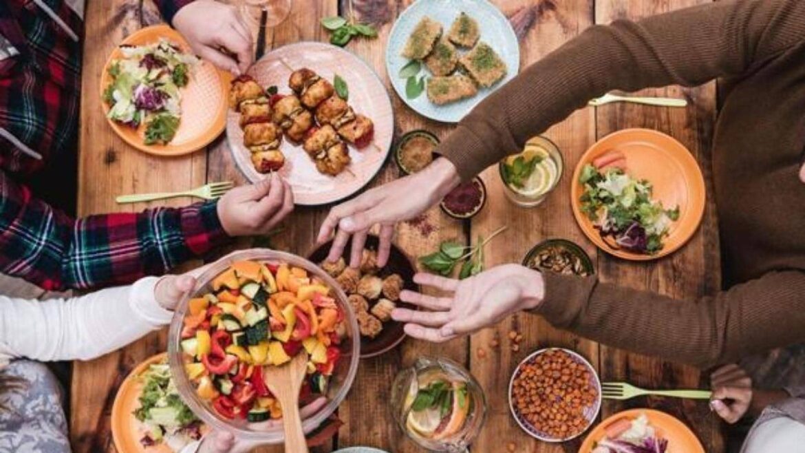 Salir a cenar sin saber el restaurante ni el menú: así son las comidas sorpresa que llegan a Murcia