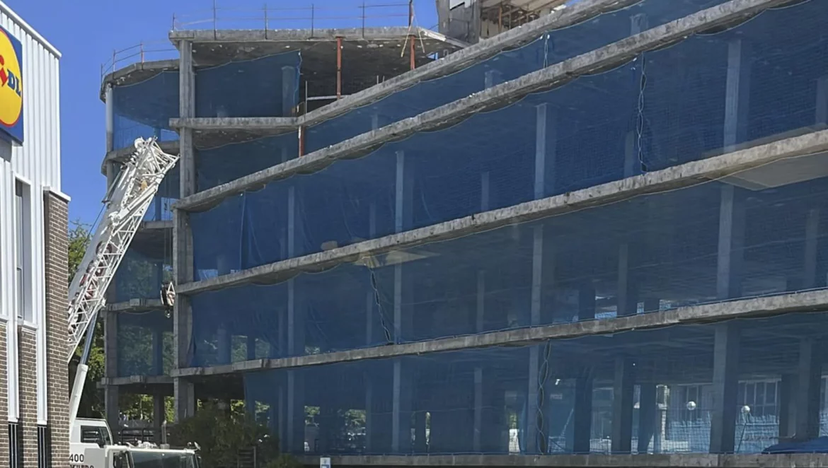 Dos trabajadores atrapados por el derrumbe de un edificio en Madrid