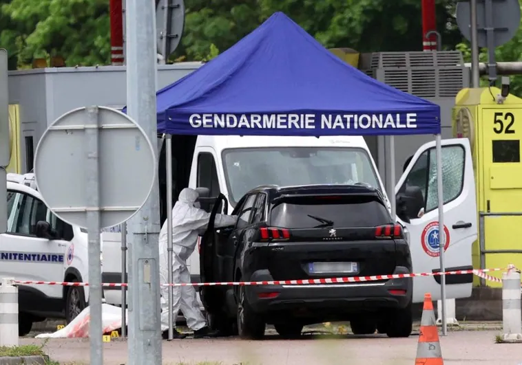 Dos agentes muertos y un preso a la fuga tras un asalto de película a un furgón penitenciario en Francia