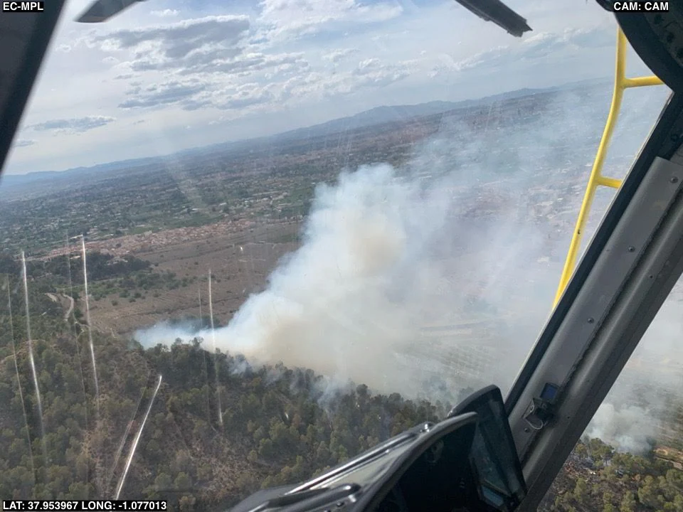 Los bomberos trabajan en la extinción de un incendio forestal en Murcia