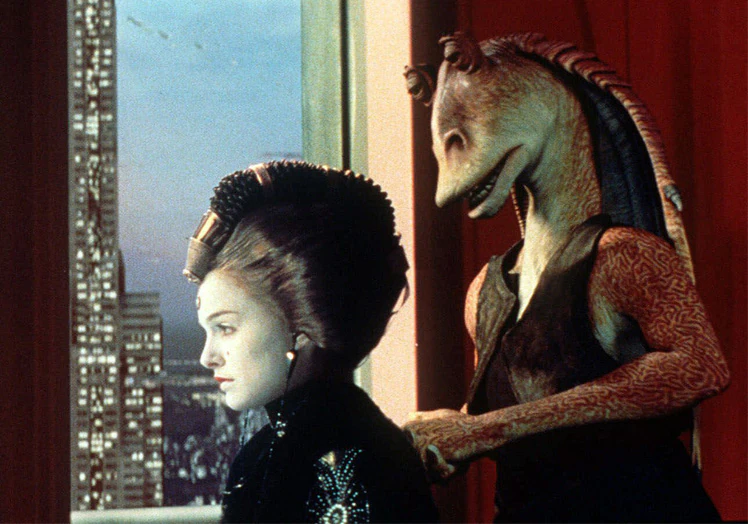El muy detestado Jar Jar Binks, durante una escena junto a la princesa Padmé Amidala (Natalie Portman) en 'Episodio I. La amenaza fantasma'.