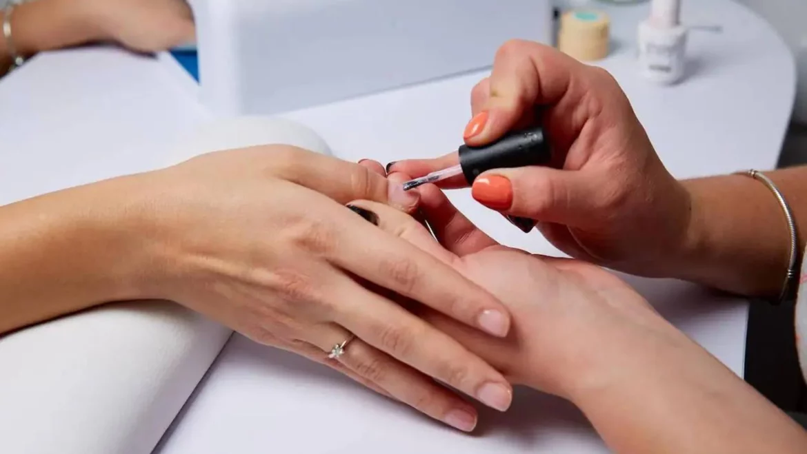 Cómo quitar la manicura semipermanente en casa para no dañar las uñas