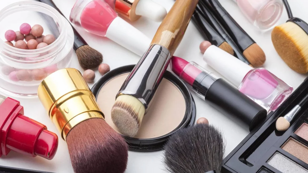 ¿Es necesario desinfectar el maquillaje? Una dermatóloga aclara si es correcta esta nueva recomendación que circula por redes