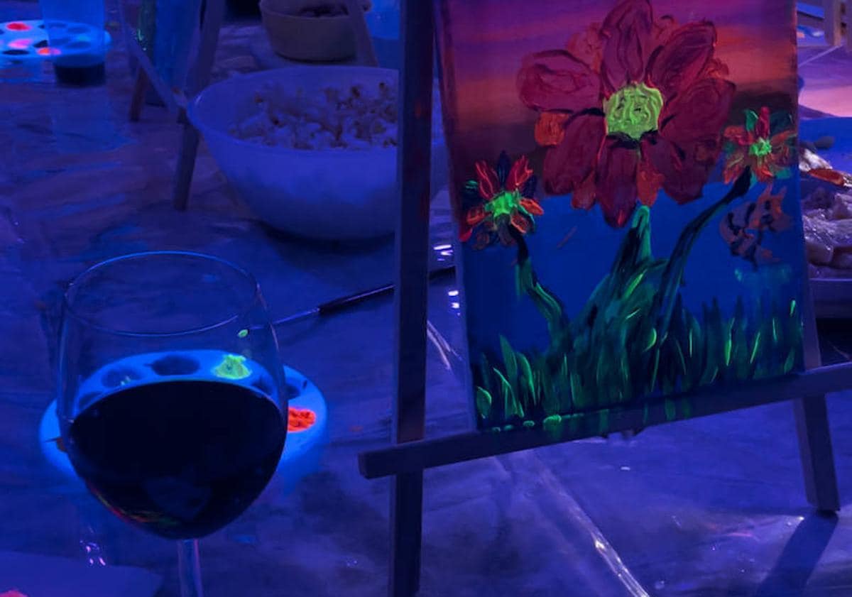 Imagen principal - Nuevo plan en Murcia: pinta un cuadro neón mientras disfrutas de vino ilimitado y picoteo
