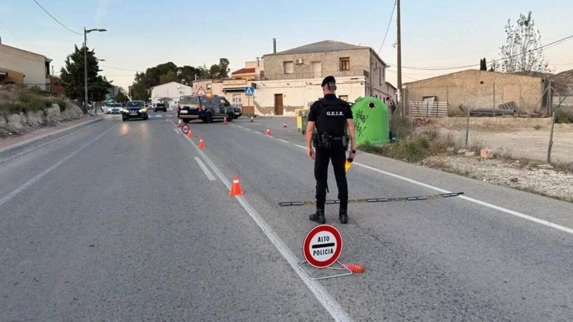 Un dispositivo especial blinda la huerta en Molina para evitar robos de fruta