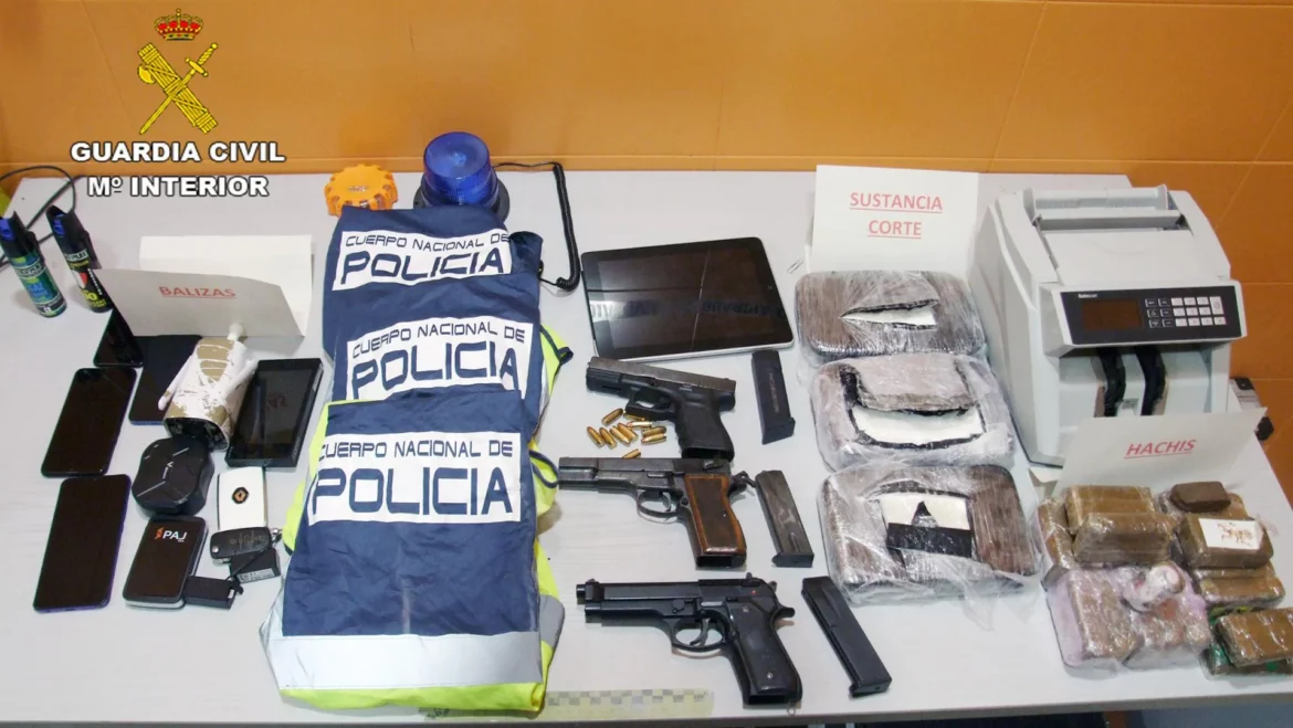 Desmantelan un piso franco de Alguazas con armas, dos kilos de hachís y chalecos de Policía