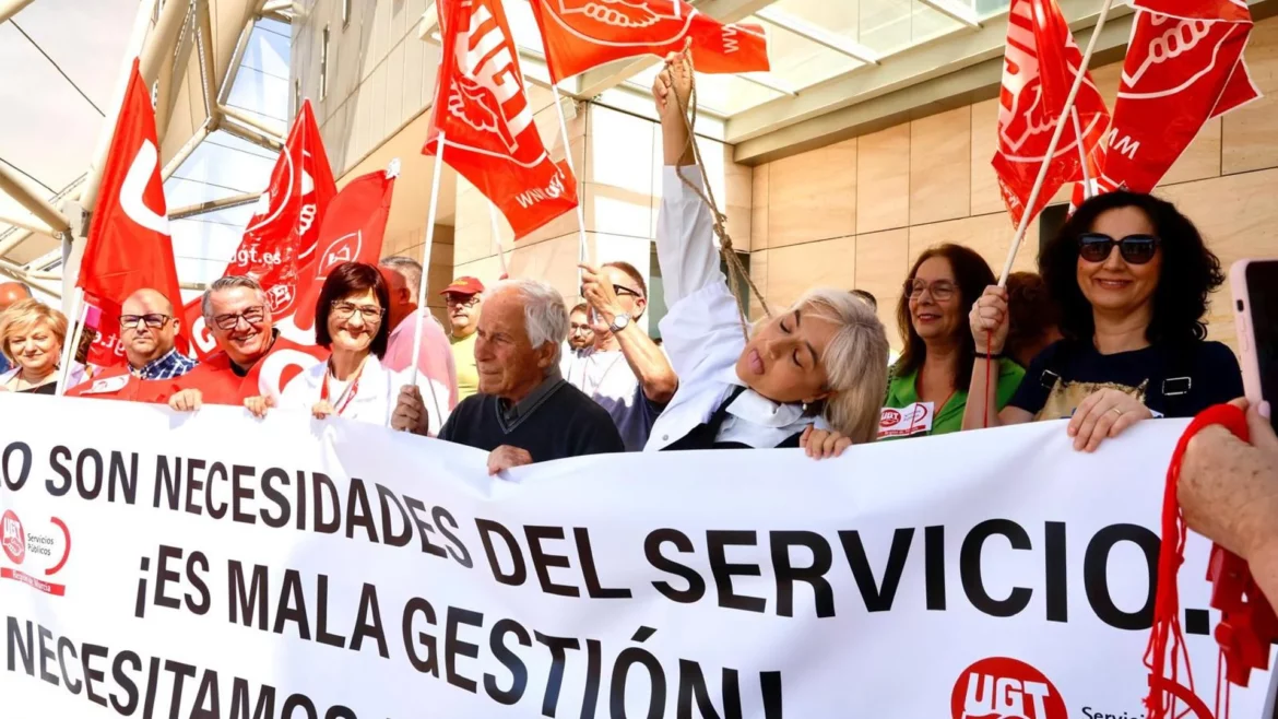 El personal de Urgencias de Cartagena protesta en la calle por el recorte en sus vacaciones