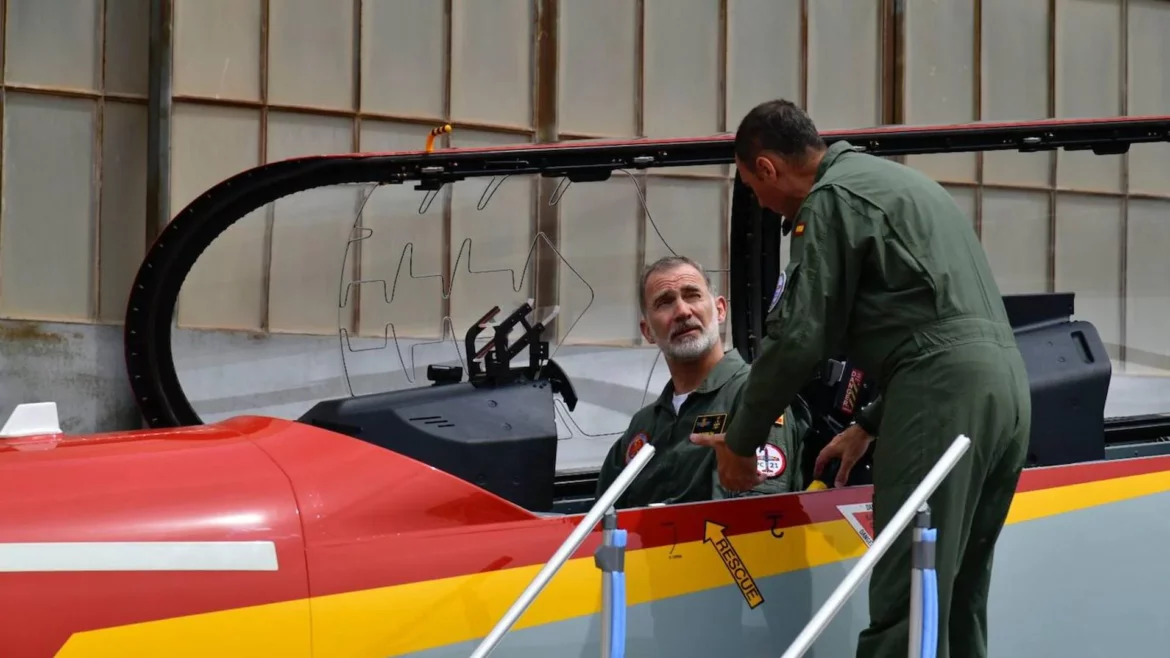 Felipe VI realiza una simulación de vuelo en su visita a la AGA