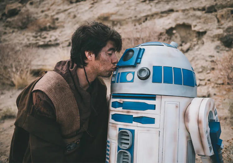 El realizador Pablo R. Montenegro da un beso al célebre droide R2-D2 en el rodaje de su fan film 'Last Trial' en Canarias.