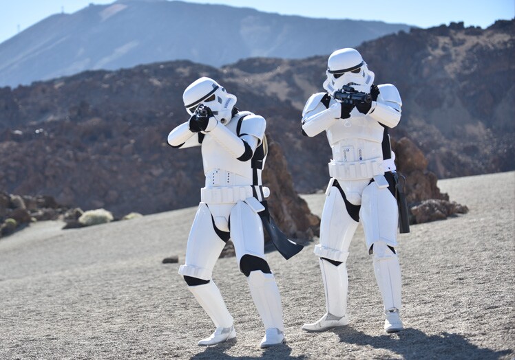 Dos actores caracterizados como tropas de asalto apuntan con sus armas en uno de los trabajos de Star Wars Collateral Story en Canarias.