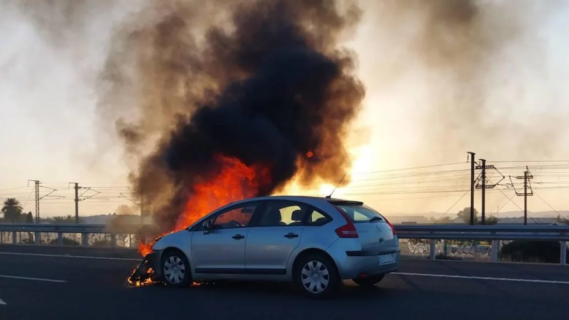 Arde un vehículo en la ‘autovía del bancal’