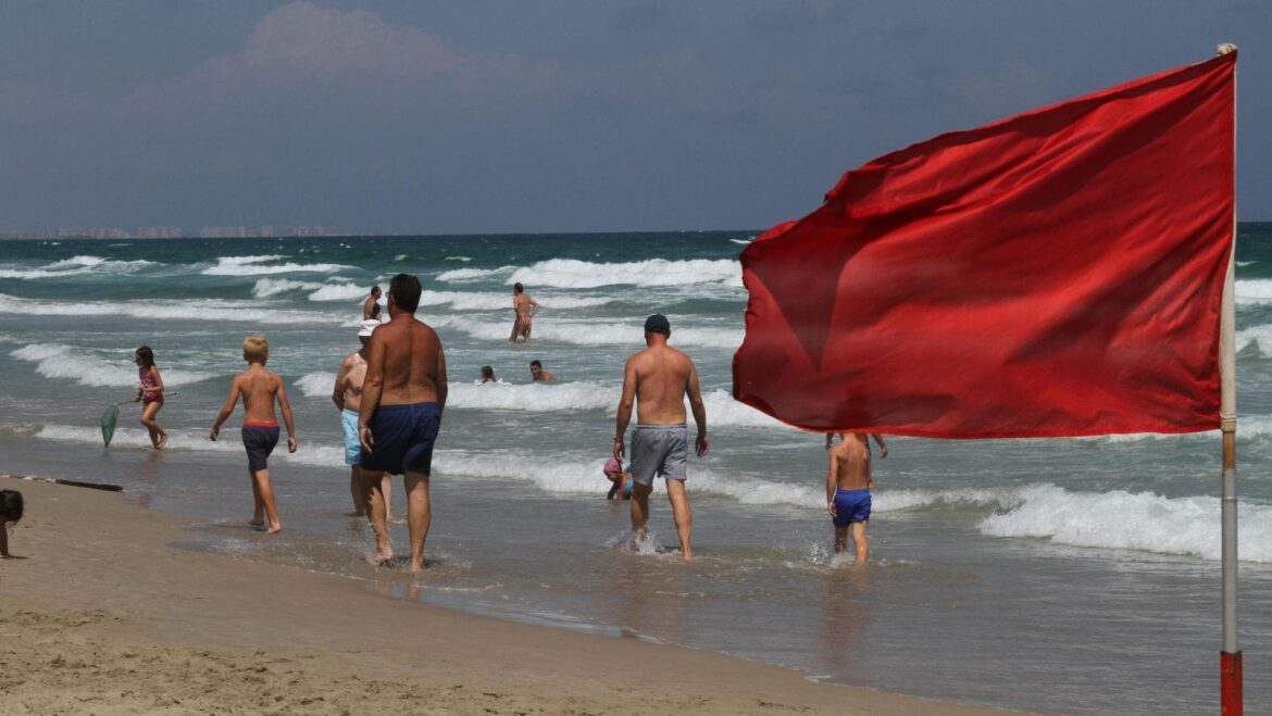 Prohíben el baño en varios tramos de playas de La Manga