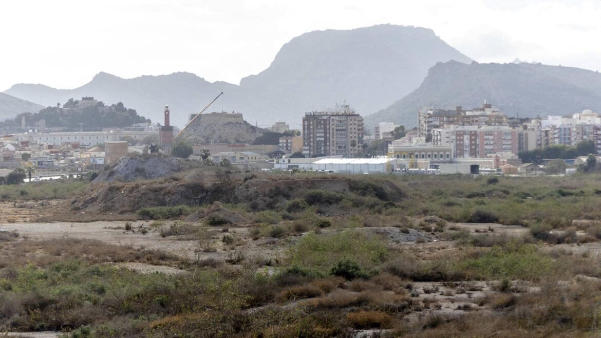 La Comunidad asumirá de forma subsidiaria la limpieza de los suelos de El Hondón en Cartagena