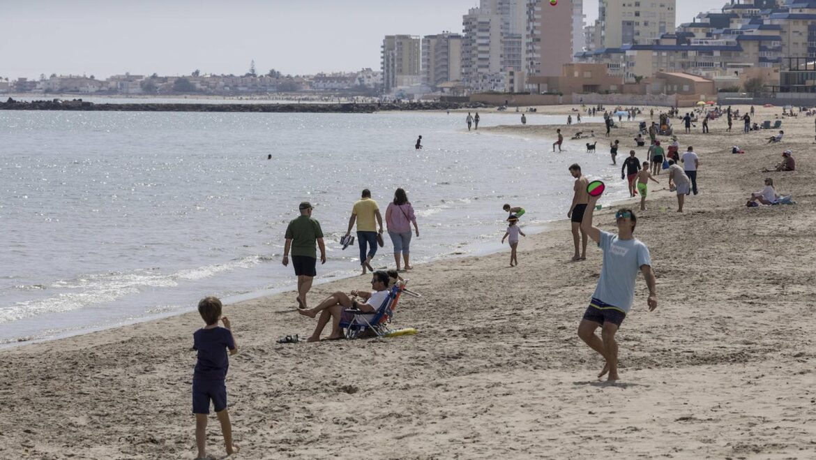 Rescatan a cuatro personas del agua en La Manga del Mar Menor