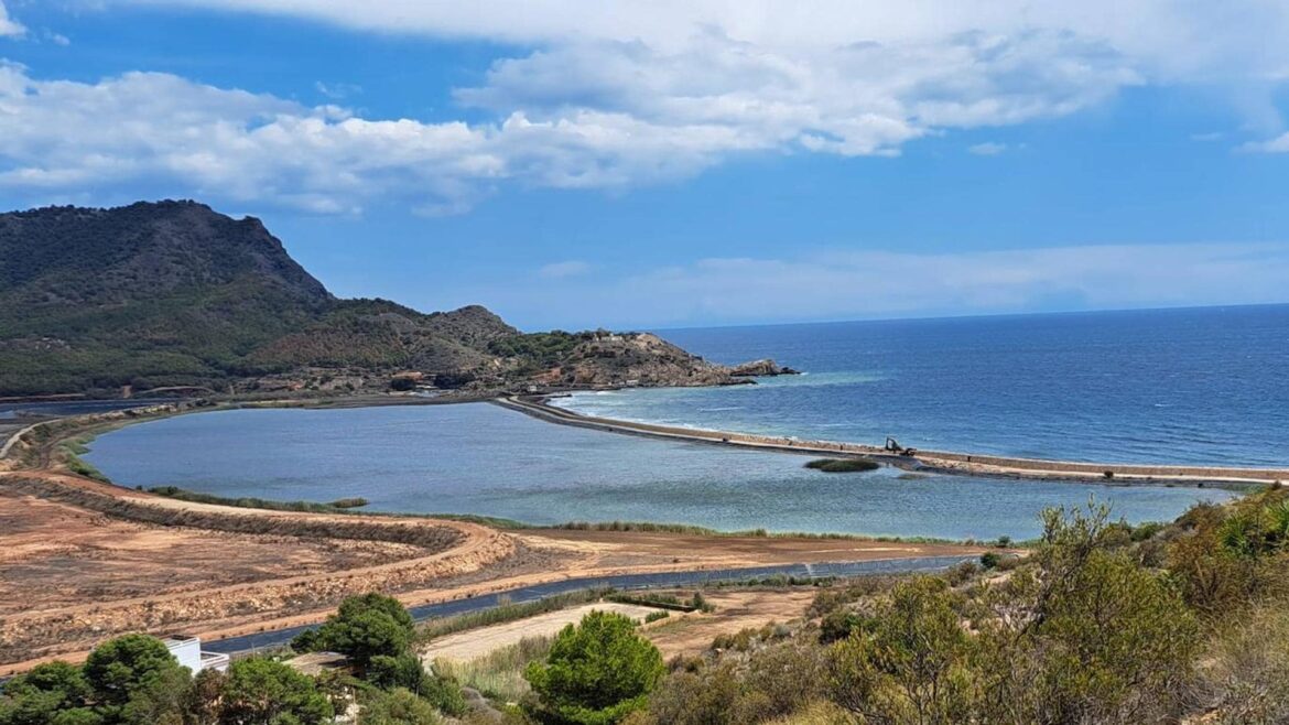 Vecinos y ecologistas urgen a actualizar el plan de la bahía de Portmán tras 19 años de retrasos