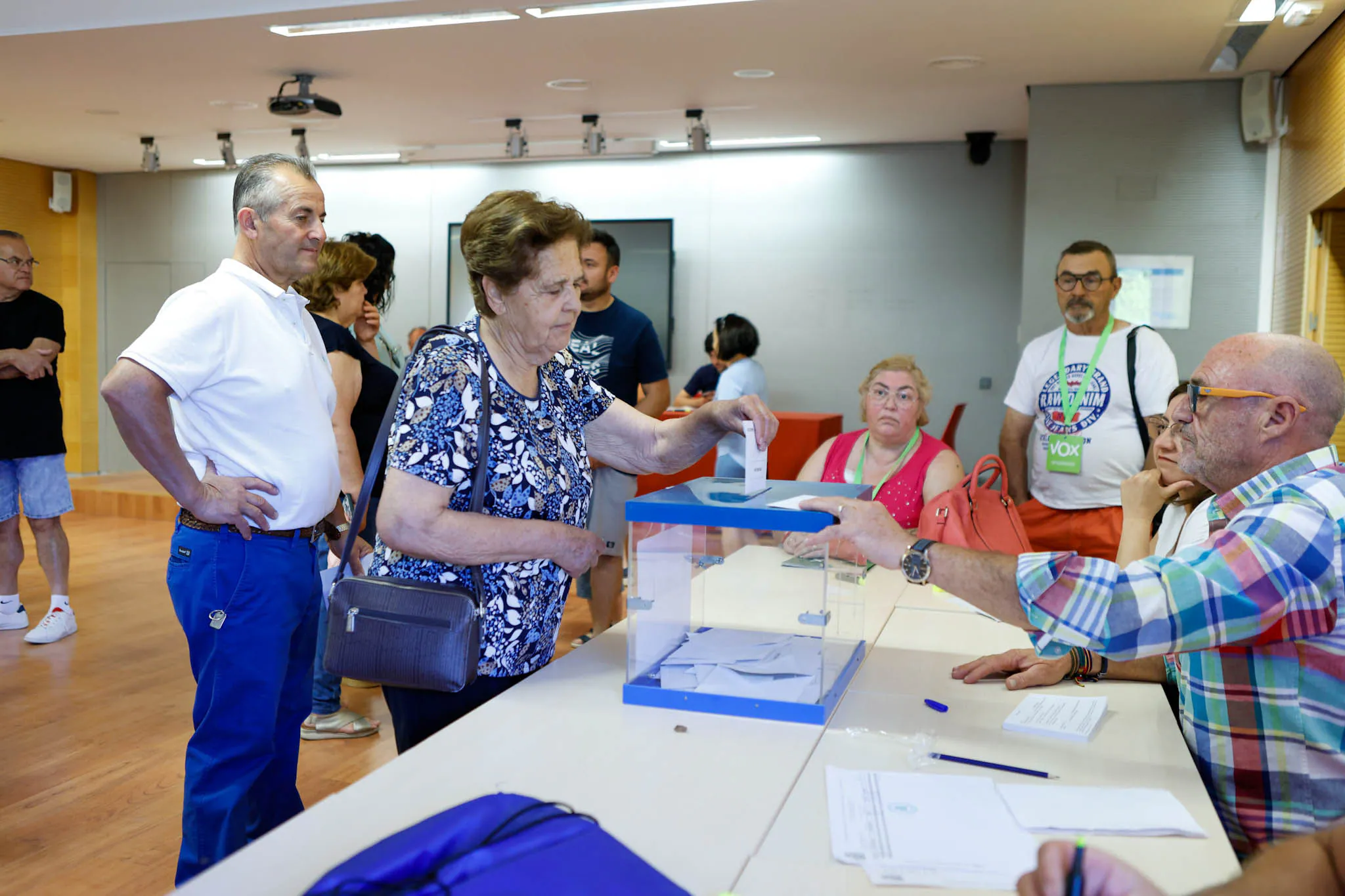 Una votante deposita su papeleta en una de las urnas habilitadas en el CIFEA de Lorca.