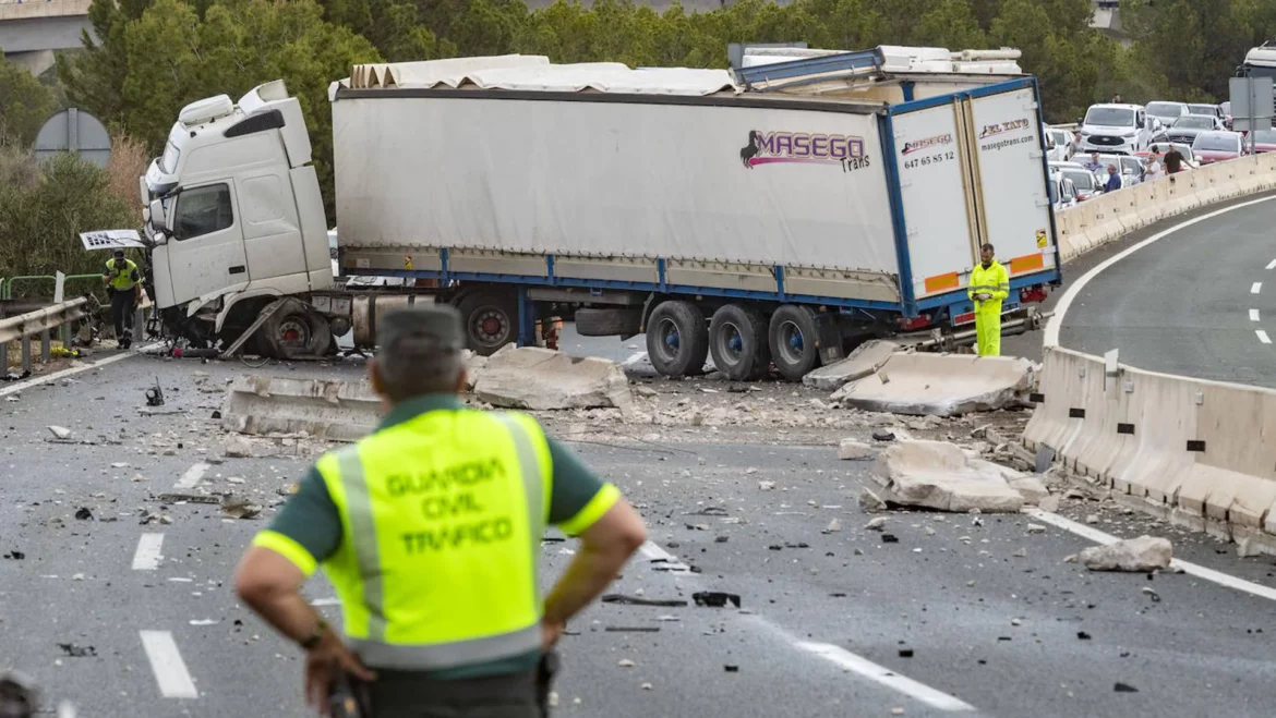 El accidente de un camión bloquea 6 horas el Puerto de la Cadena