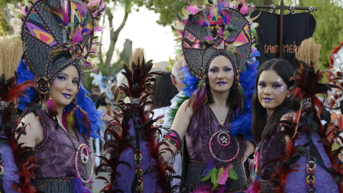 Carthagineses y Romanos se suman a un desfile de Moros y Cristianos de Santomera lleno de color