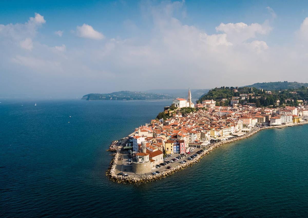 Imagen secundaria 1 - 1. Colinas de Brda. Región de Goriška, al oeste del país, donde se sitúan la mayor parte de las bodegas y ofrece un paisaje peculiar de vides y frutales. 2. Costa Adriática. Piran es un pueblecito costero de calles estrechas y empedradas con edificios estilo veneciano en su centro histórico. Uno de los sitios más visitados de la costa. 3. Lubliana.Ciudad adoquinada y señorial cruzada por el río Liublianica, plagado de cafeterías y restaurantes en bullicio constante. Destaca su castillo, que se alza majestuoso sobre la ciudad.