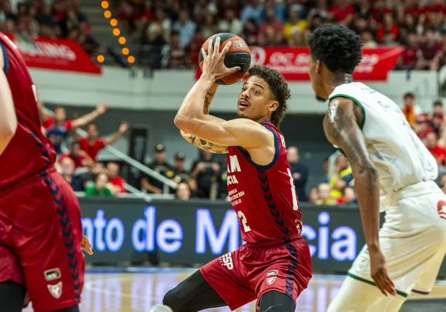 Radebaugh contgrola el balón en el UCAM-Unicaja del pasado sábado.