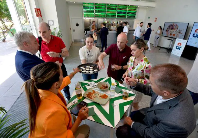Asistentes a la presentación de 'Rojo&Red' prueban los platos elaborados para la ocasión por Juan Guillamón.