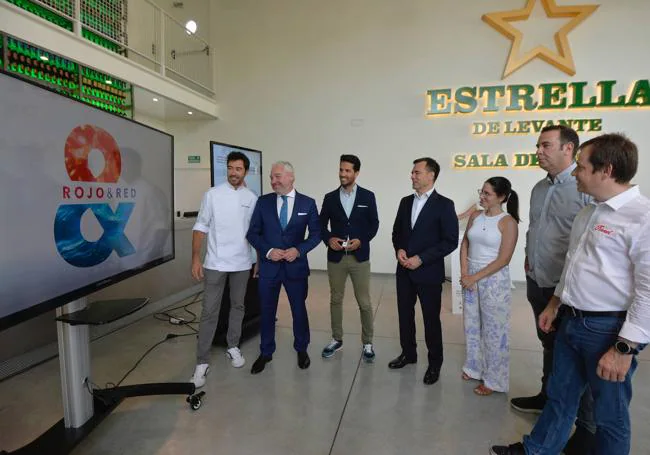 Presentación de las jornadas gastronómicas 'Rojo & Red' de Mazarrón con la presencia del alcalde Ginés Campillo y el chef Juan Guillamón, entre otros, este miércoles en la Sala de Catas de Estrella de Levante.