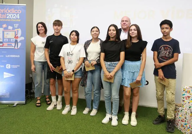 El grupo 'Pirusas Press' de 3º de ESO del CBM Cruz de Piedra de Jumilla, recibió el premio a Mejor Vídeo de manos de Fernando J. de Mateo Luengo, director de Lhicarsa.