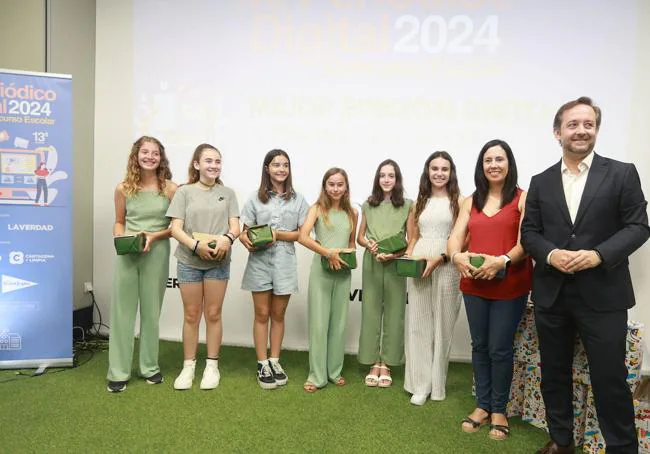 Santiago Sánchez, director de Comunicación, Sostenibilidad y Relaciones Institucionales de El Corte Inglés, junto a 'Las Hormigueras' (6º del CEIP Alfonso X el Sabio), premio a Mejor Digital.