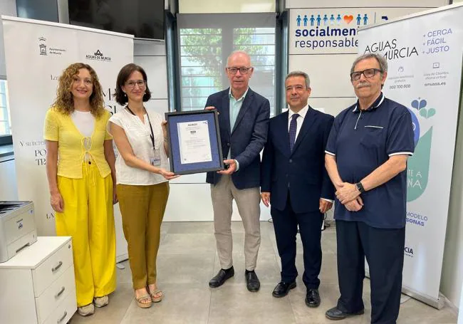 Inmaculada Serrano y Antonio Navarro, con el diploma.