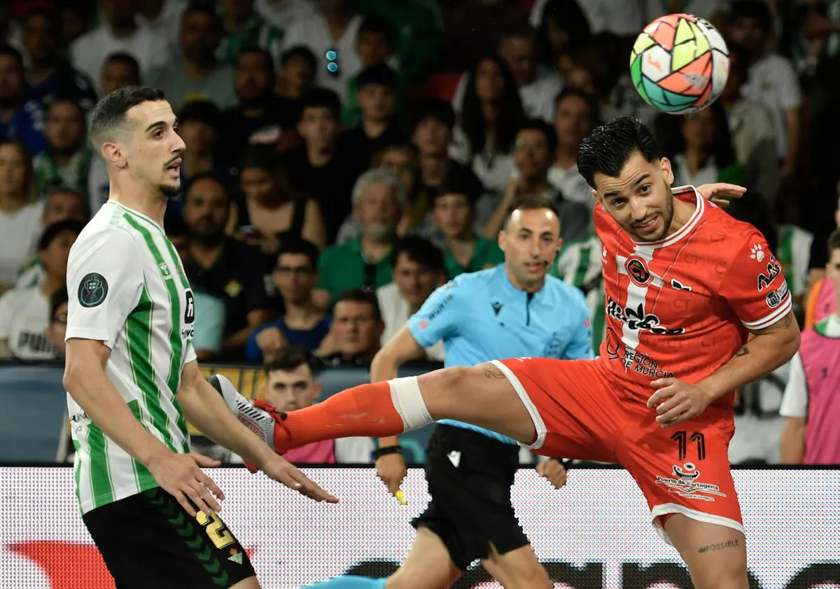 Imagen principal - 1. Waltinho, en el título perdido ante el Betis. 2. La plantilla celebra el triunfo ante el Inter Movistar en el inicio del 'playoff' (2-4). 3. Jesús y Pablo Ramírez festejan el 5-0 a ElPozo. 
