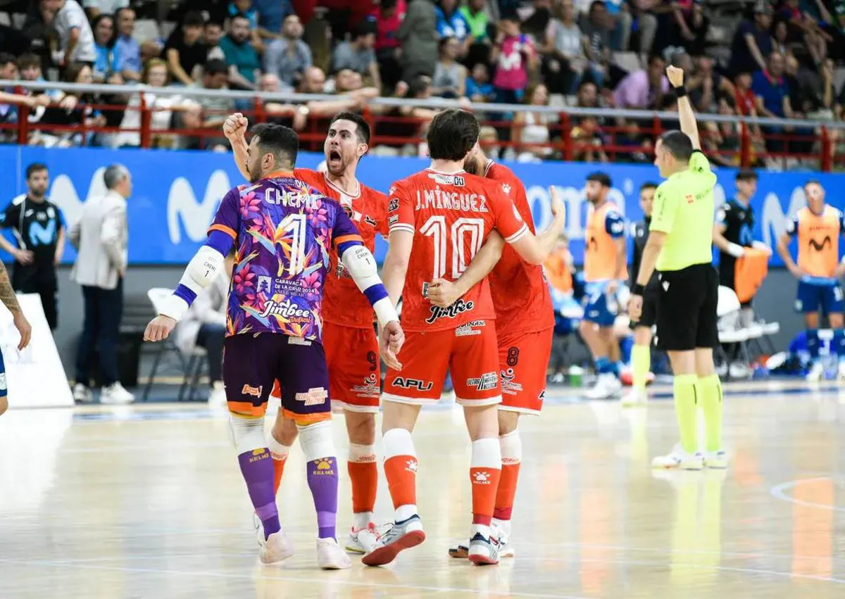 Imagen secundaria 1 - 1. Waltinho, en el título perdido ante el Betis. 2. La plantilla celebra el triunfo ante el Inter Movistar en el inicio del 'playoff' (2-4). 3. Jesús y Pablo Ramírez festejan el 5-0 a ElPozo. 