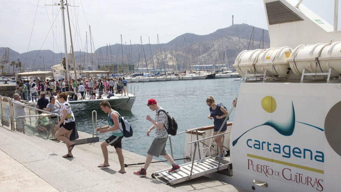 Puerto de Culturas recupera las visitas nocturnas y los paseos en barco