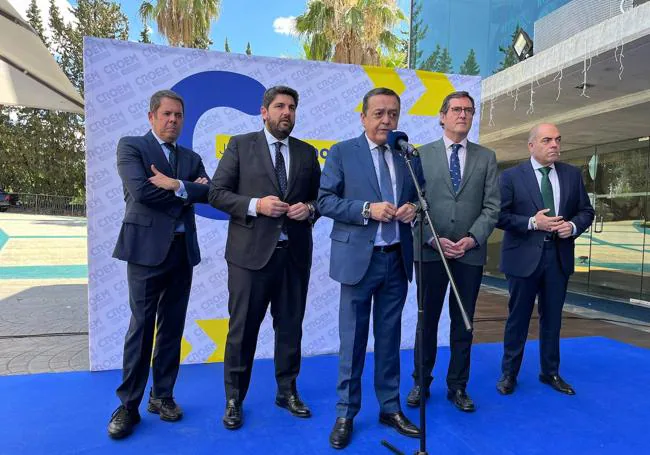 José María Albarracín toma la palabra antes del acto.