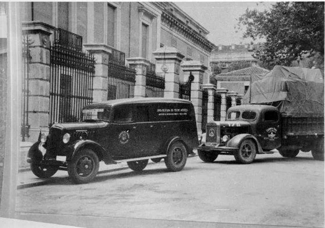 Furgoneta de la Junta y camión militar que, cedido por los comandantes Daniel Ortega y Briones, efectuó el traslado de cuadros a Valencia.