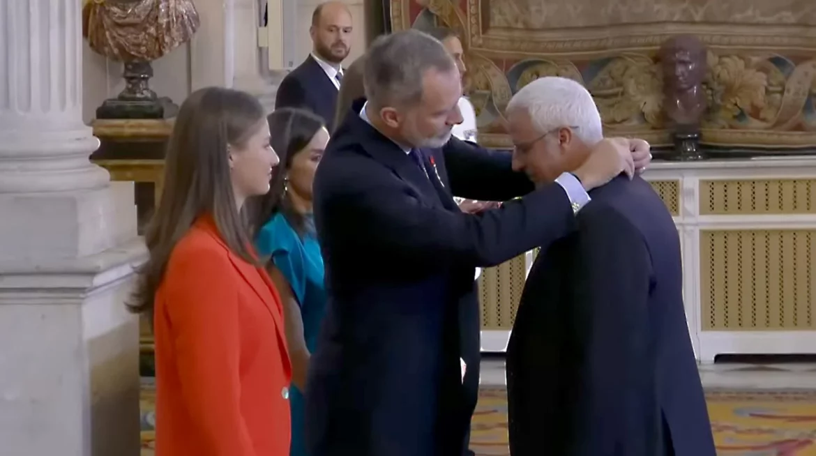 El Rey impone la Orden del Mérito Civil al catedrático de la UMU Ángel Pérez Ruzafa