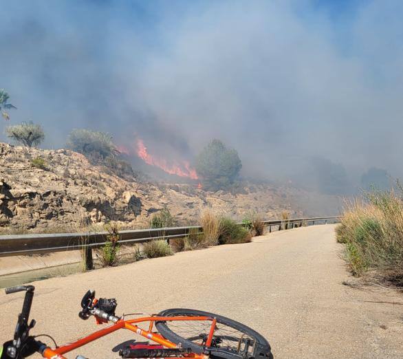 El fuego se propaga en sus primeros compases por una ladera junto al canal del postrasvase, en Orihuela Costa.