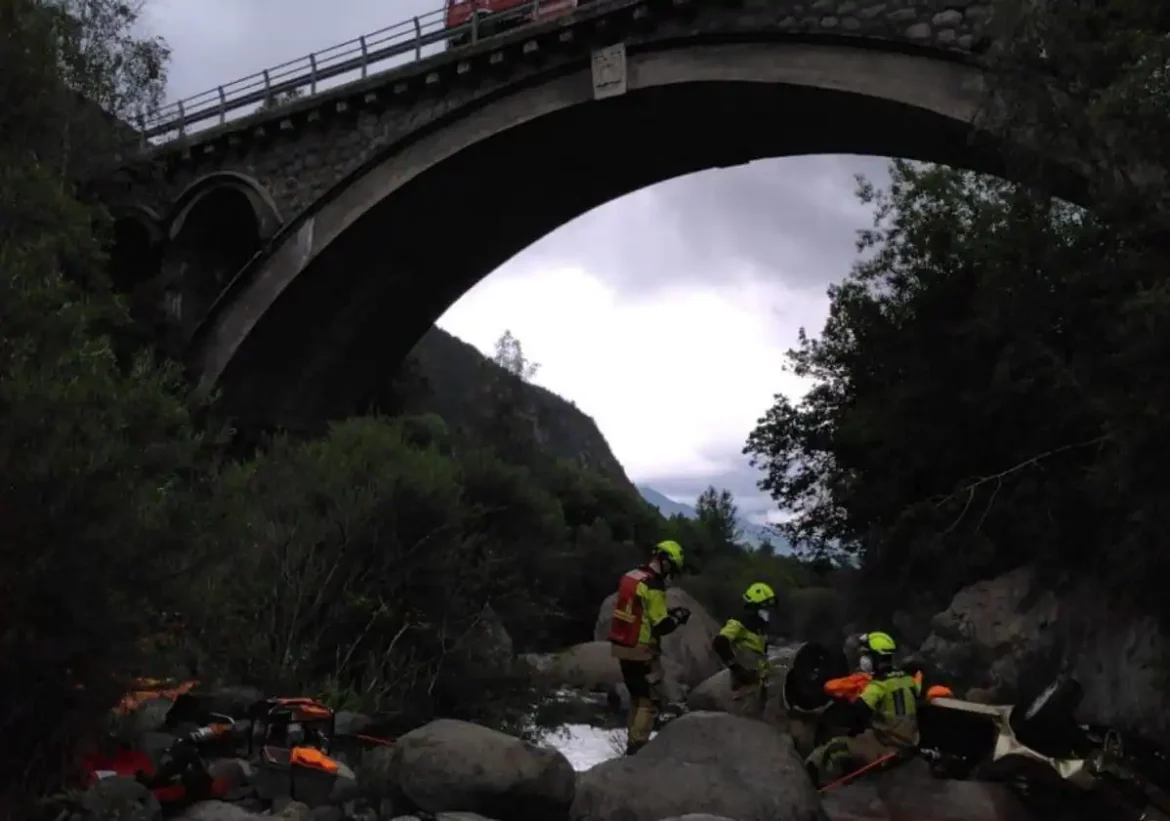 Mueren tres personas tras caer su coche por un puente en Huesca