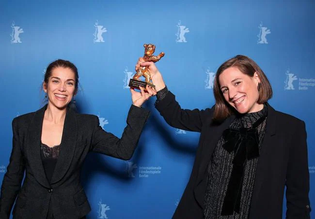 María Zamora y Carla Simón con el Oso de Oro por 'Alcarràs'.