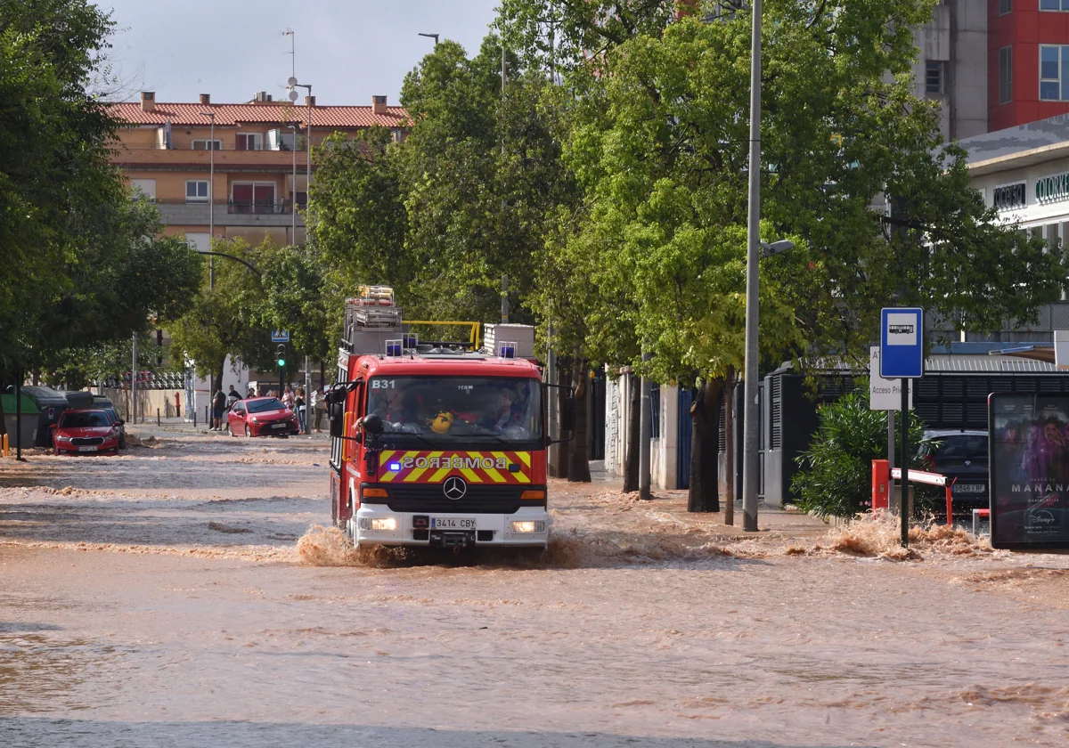 Un camión de bomberos atraviesa una de las calles inundadas por la rambla de Espinardo este miércoles.